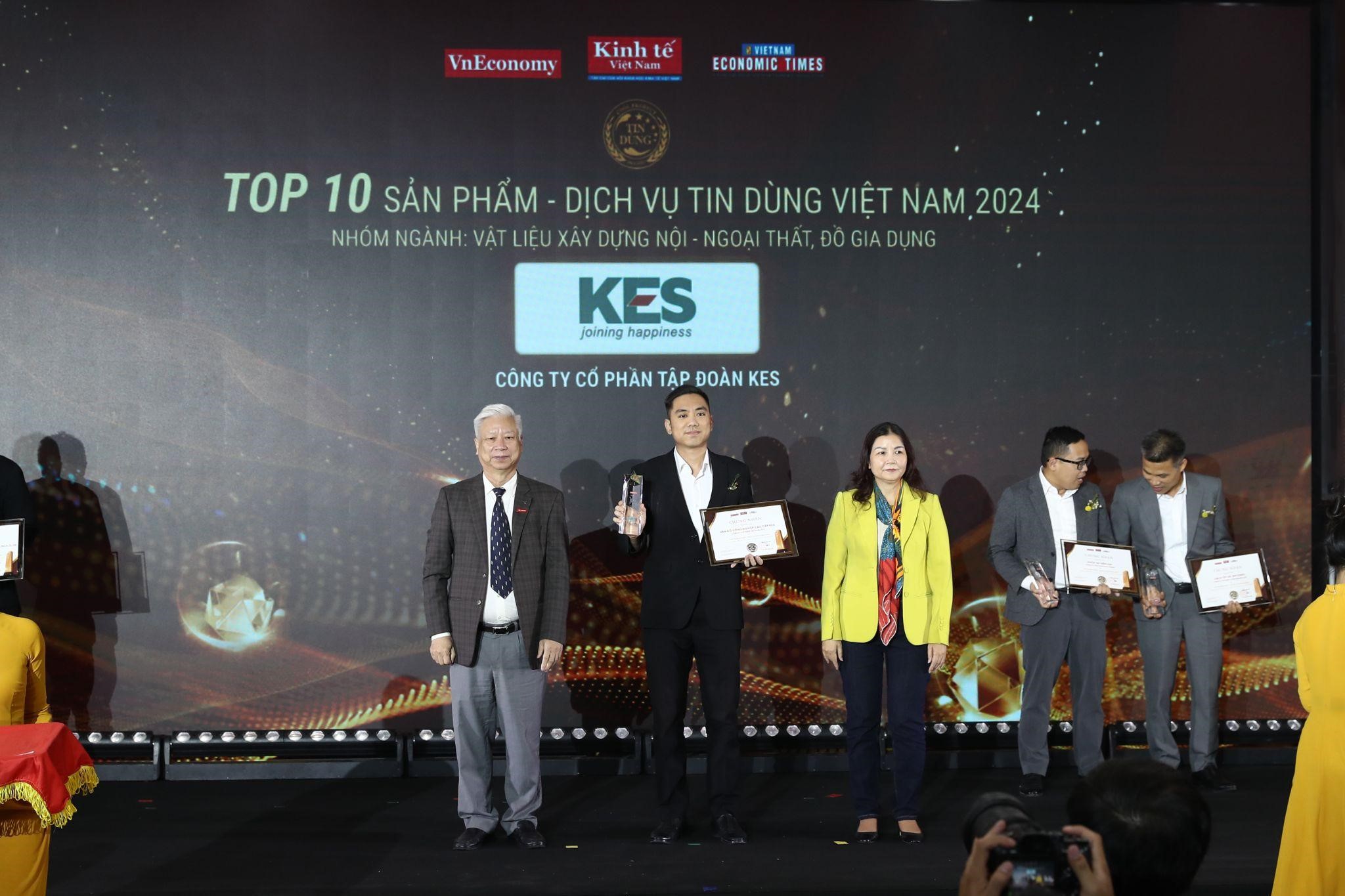 Đại diện KES nhận danh hiệu “Top 10 Sản phẩm - Dịch vụ tin dùng 2024”.