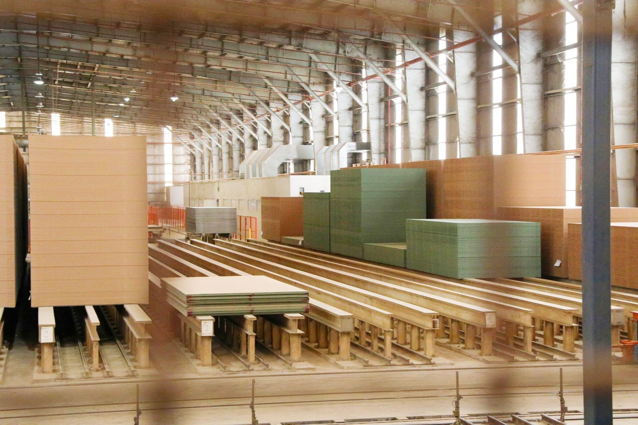 Quy tr&igrave;nh sản xuất v&aacute;n gỗ &ldquo;xanh&rdquo; tại chuỗi nh&agrave; m&aacute;y KES Group.