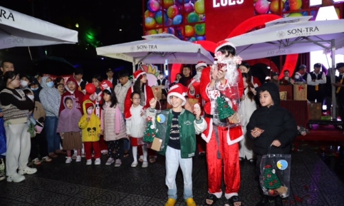 Đà Nẵng tặng 2.000 phần quà cho người dân và du khách trong đêm Giáng sinh