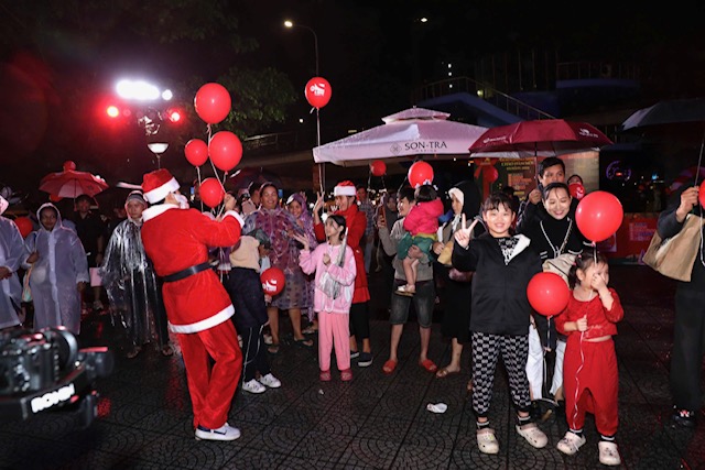 Ông già Noel phát quà và đồ chơi cho trẻ em.