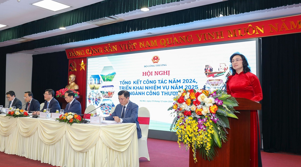 Thứ trưởng Bộ C&ocirc;ng Thương Phan Thị Thắng b&aacute;o c&aacute;o tại Hội nghị.