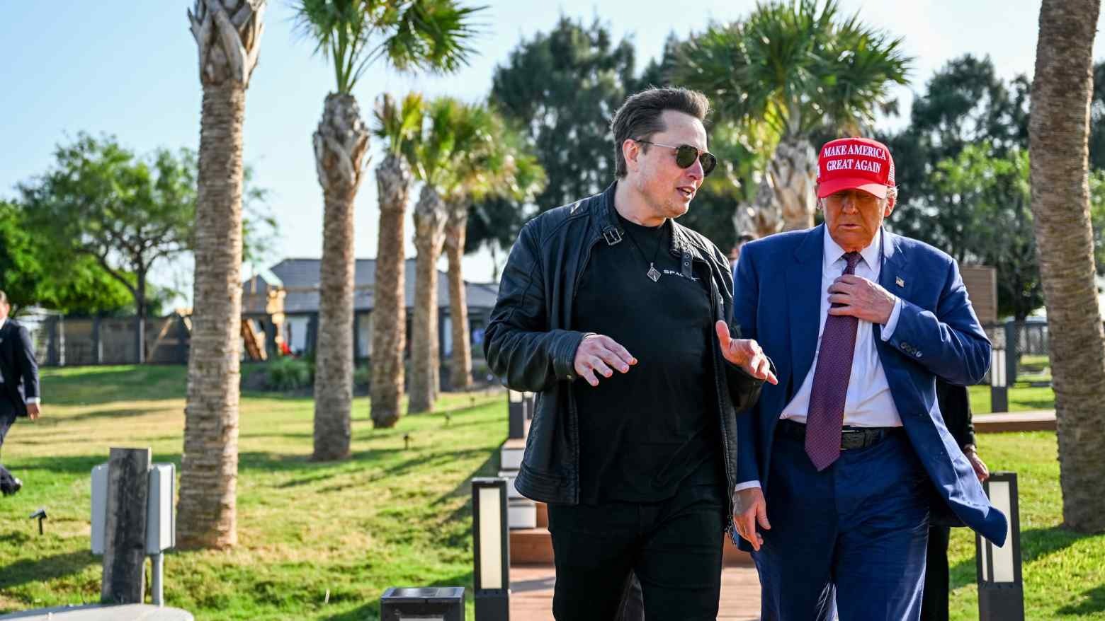 Tỷ phú Elon Musk chào mừng Tổng thống đắc cử Mỹ Donald Trump khi ông đến xem vụ phóng tên lửa SpaceX Starship tại Brownsville, Texas, vào ngày 19/11/2024 - Ảnh: Reuters
