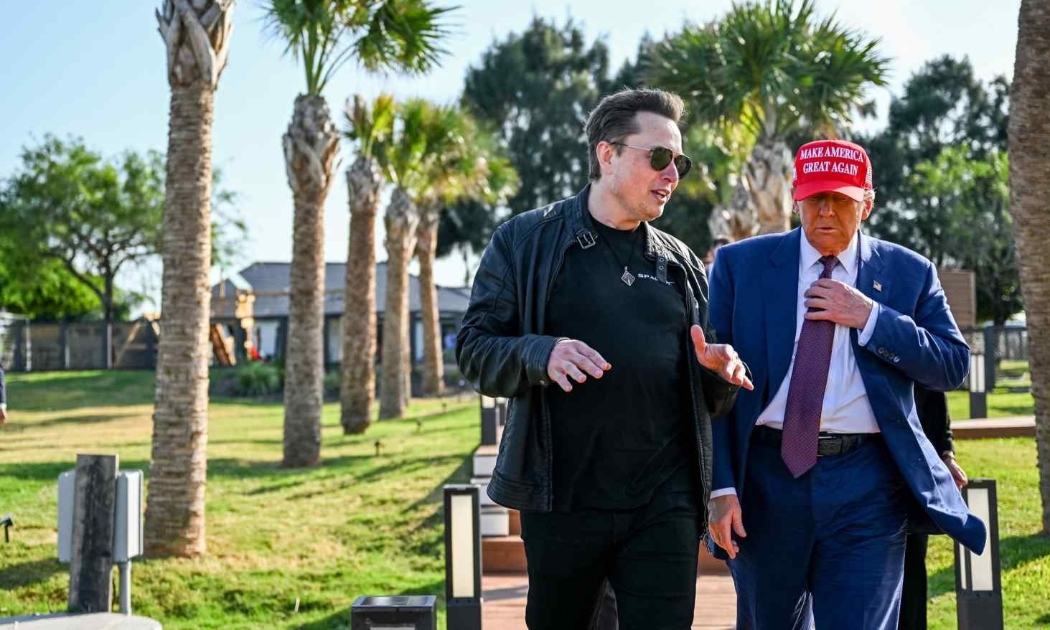 Tỷ phú Elon Musk chào mừng Tổng thống đắc cử Mỹ Donald Trump khi ông đến xem vụ phóng tên lửa SpaceX Starship tại Brownsville, Texas, vào ngày 19/11/2024 - Ảnh: Reuters
