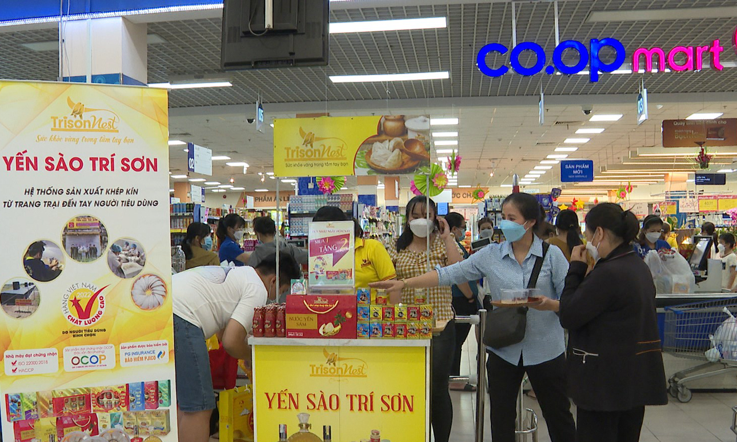 Tại các siêu thị, phần lớn hàng hóa phục vụ Tết là hàng Việt.