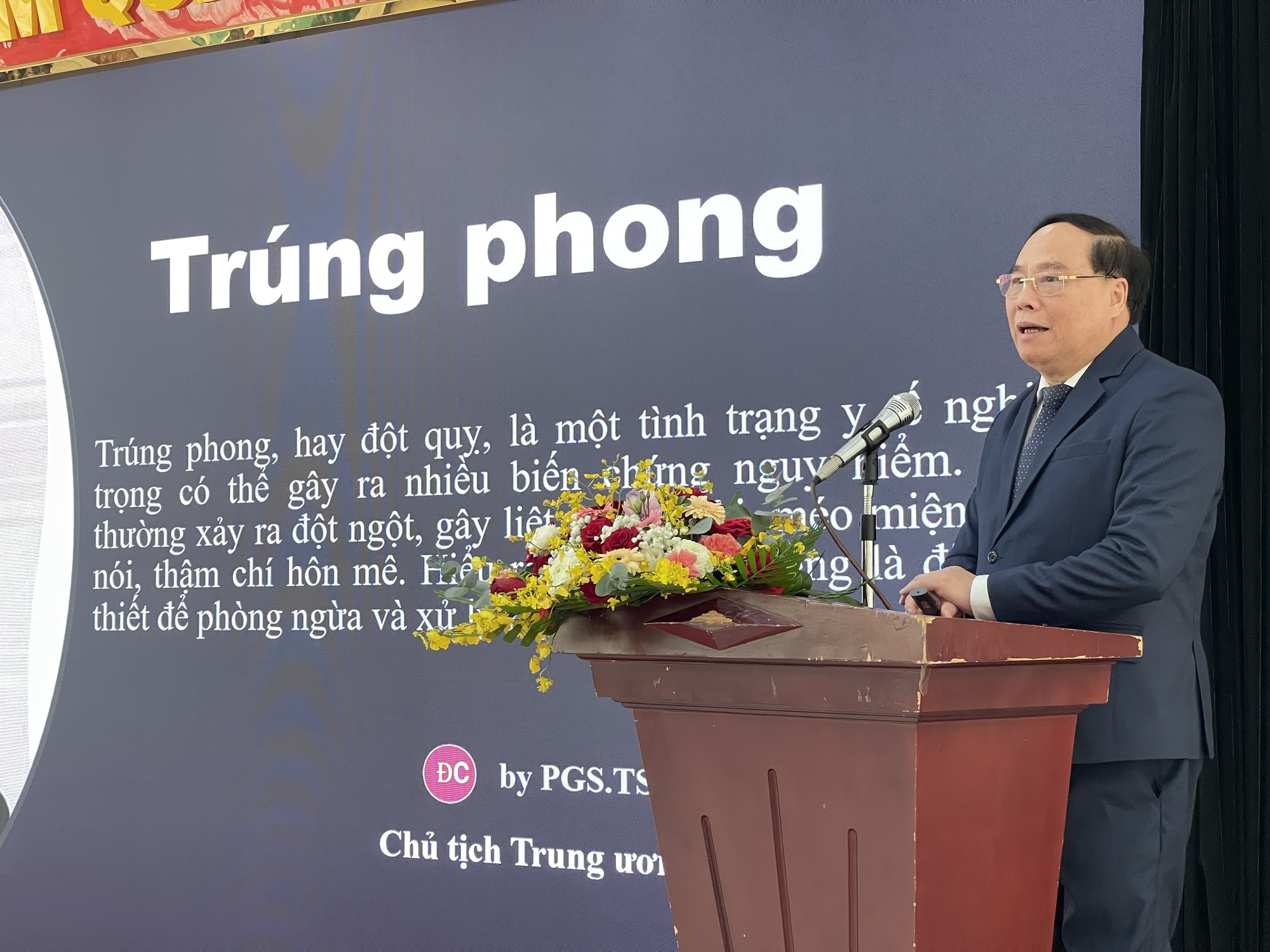TTND.PGS.TS Đậu Xuân Cảnh, Chủ tịch Hội Đông y Việt Nam báo cáo tại Hội nghị. Ảnh: VGP/HM