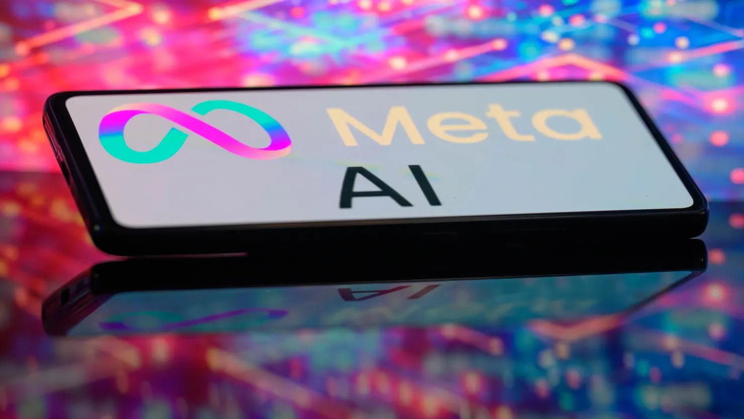 Meta AI – trợ lý AI dựa trên mô hình ngôn ngữ Llama – là sản phẩm AI chiến lược của Meta, được triển khai trên các ứng dụng lớn như Facebook, Instagram, WhatsApp và Messenger