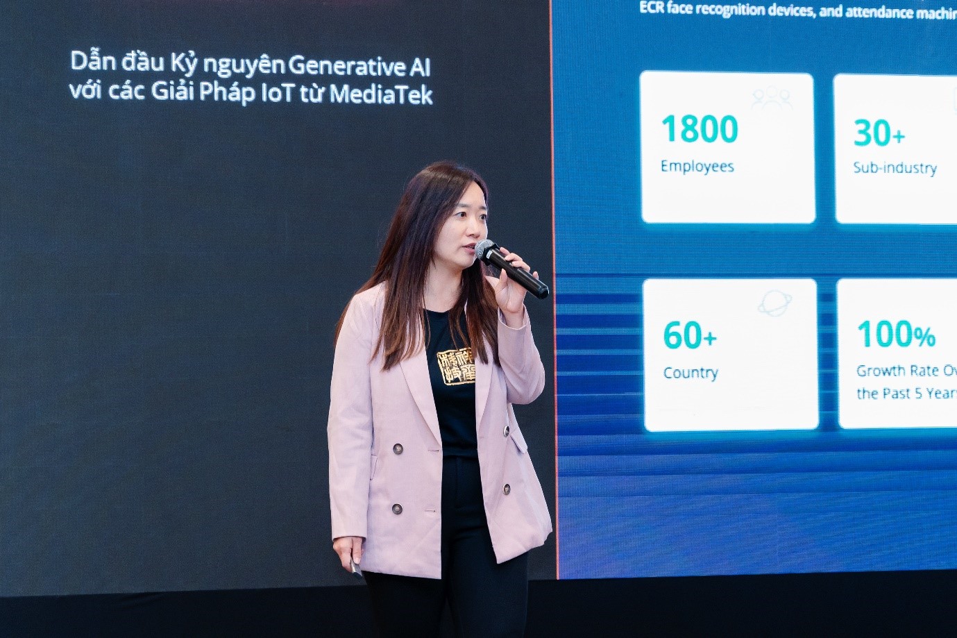 Bà Laura Zou - Đại diện XCheng Tech chia sẻ về các giải pháp cải thiện hiệu suất và kiểm soát chất lượng sản xuất.