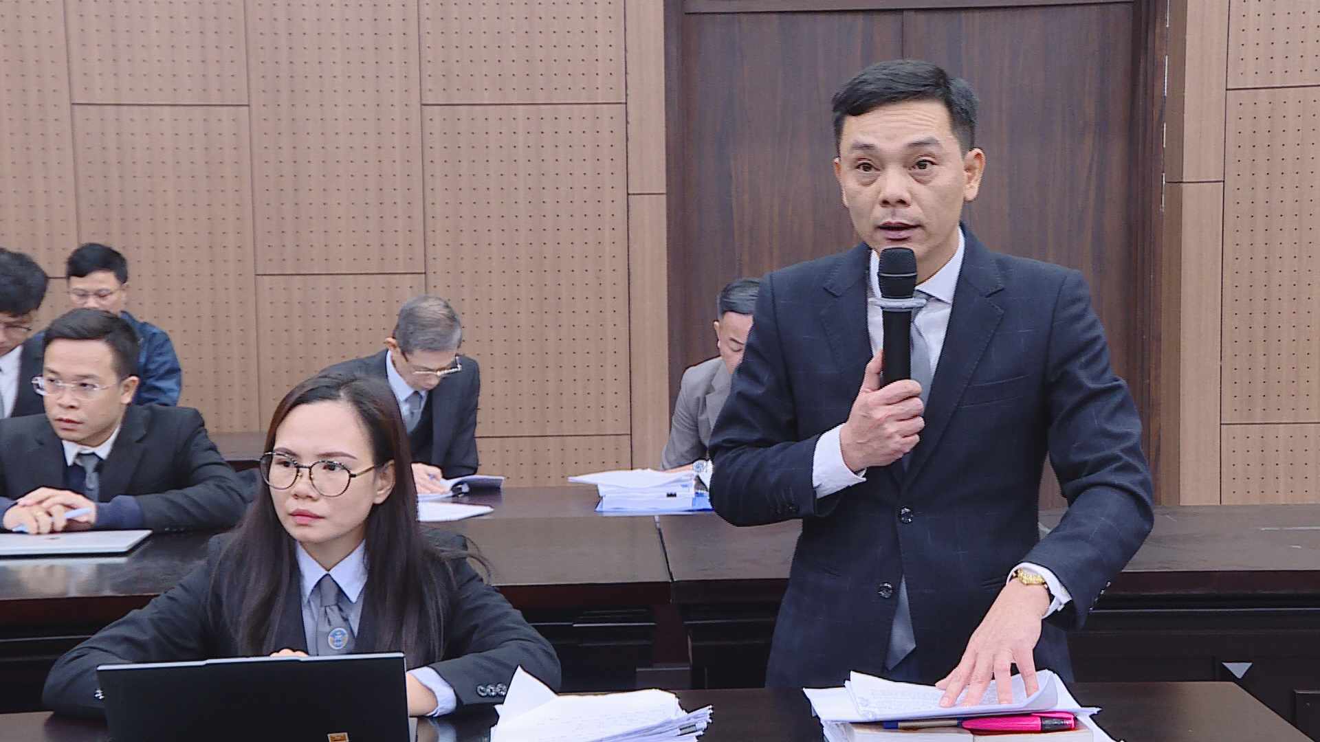 Luật sư Trịnh Tuyến b&agrave;o chữa tại t&ograve;a.