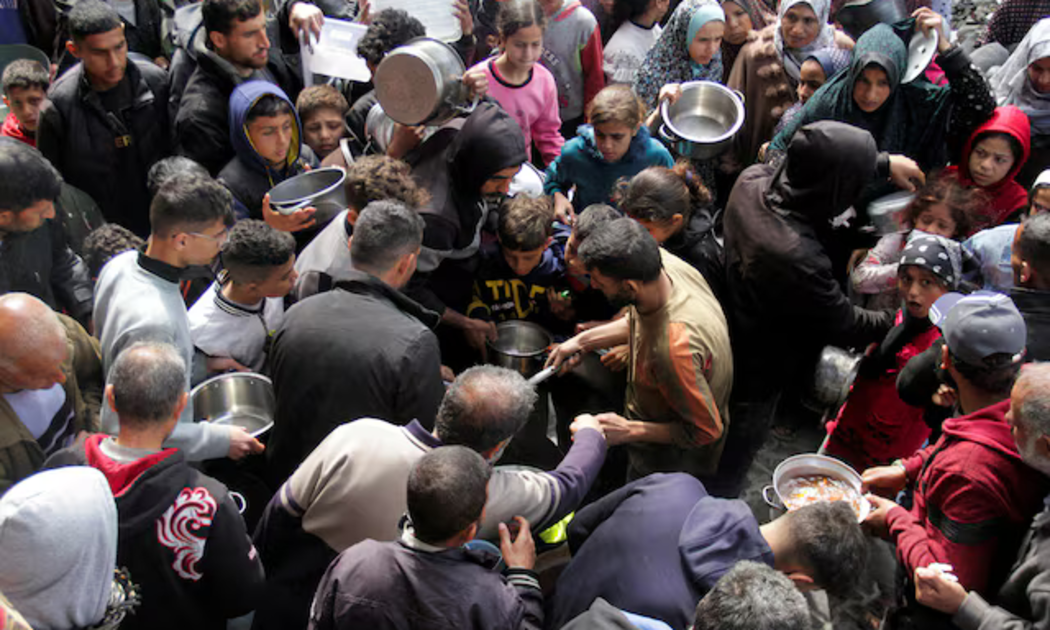 Người dân Palestine tập trung để nhận thực phẩm miễn phí tại Jabalia ở phía bắc dải Gaza ngày 19/3/2024. Người đân ở dải Gaza đối mặt nguy cơ đói nghiêm trọng trong tháng lễ Ramadan trong bối cảnh xung đột Israel và lực lượng Hamas vẫn đang diễn ra - Ảnh: Reuters