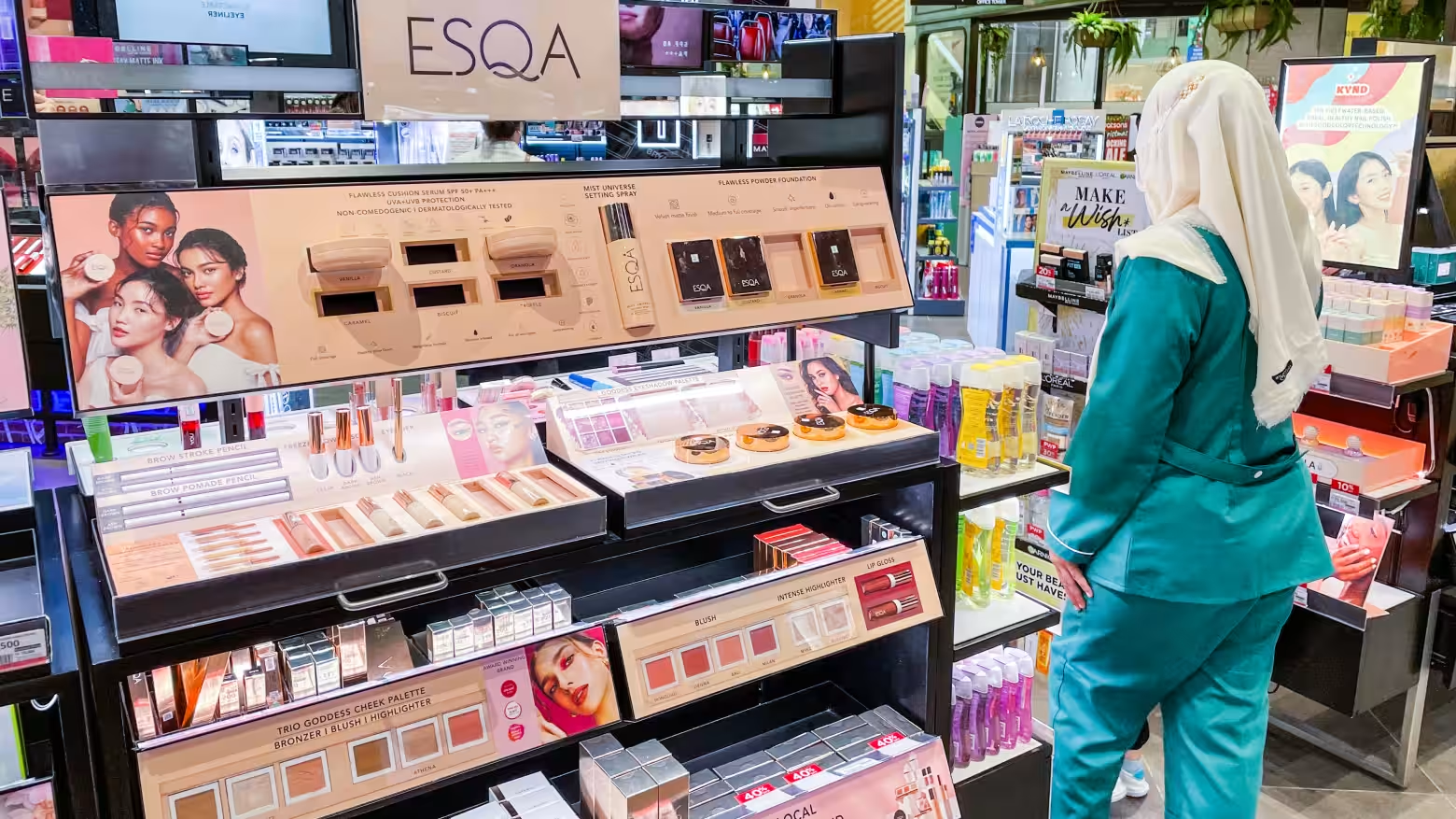 Keva Cosmetics International, chủ sở hữu của thương hiệu Esqa, cung cấp các sản phẩm trang điểm Halal với các thành phần thuần chay.