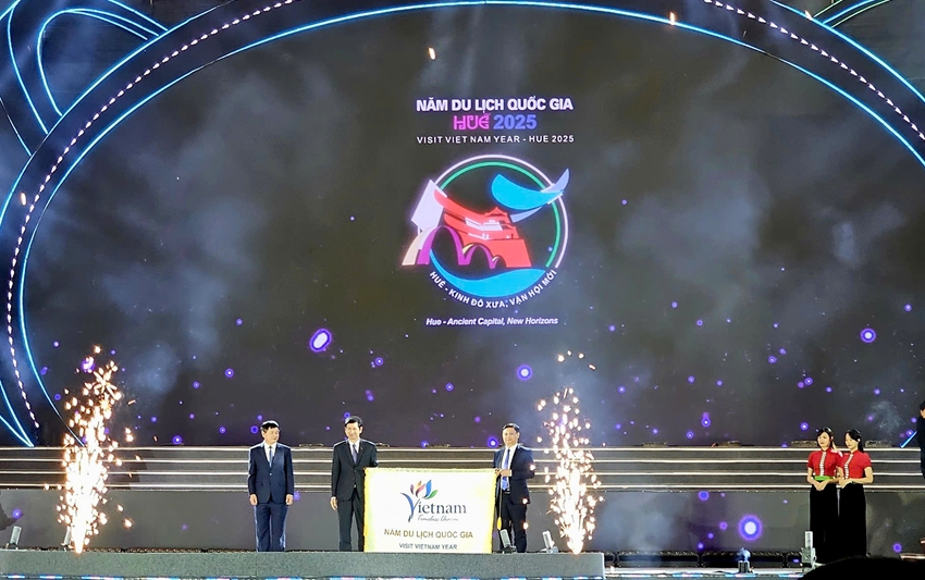 Tỉnh Điện Bi&ecirc;n đ&atilde; trao cờ lu&acirc;n phi&ecirc;n tổ chức 