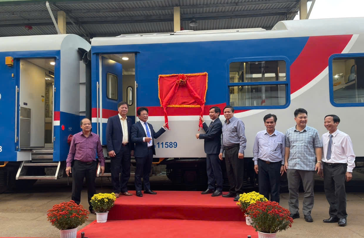 11 toa xe hành khách chất lượng cao (AnL28) đã chính thức đưa vào khai thác.