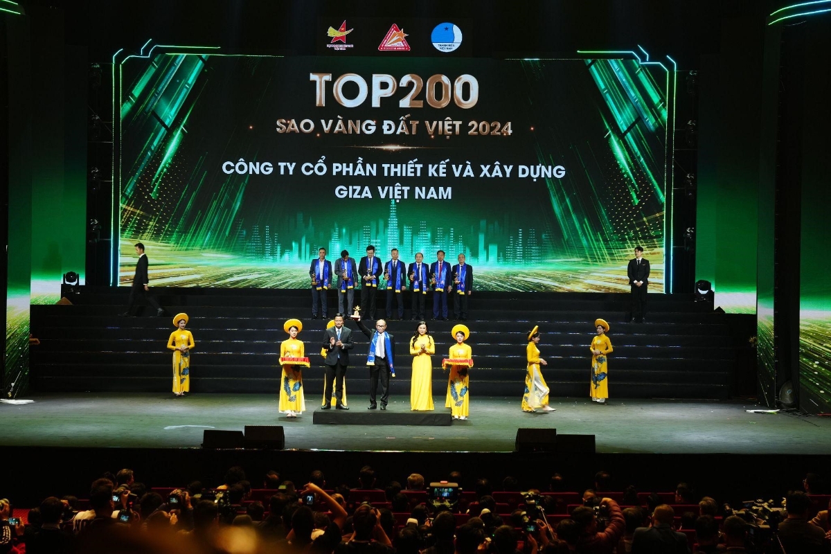 Đại diện lãnh đạo Giza Việt Nam nhận giải thưởng "Sao Vàng đất Việt 2024".