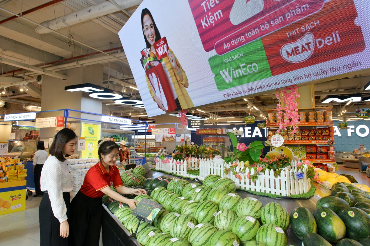 Cửa h&agrave;ng WinMart/WinMart /WIN, thay thế nilon bằng 100% t&uacute;i tự hủy sinh học, giảm thiểu hoặc thay thế c&aacute;c vật liệu nhựa sử dụng một lần bằng c&aacute;c vật phẩm th&acirc;n thiện với m&ocirc;i trường.