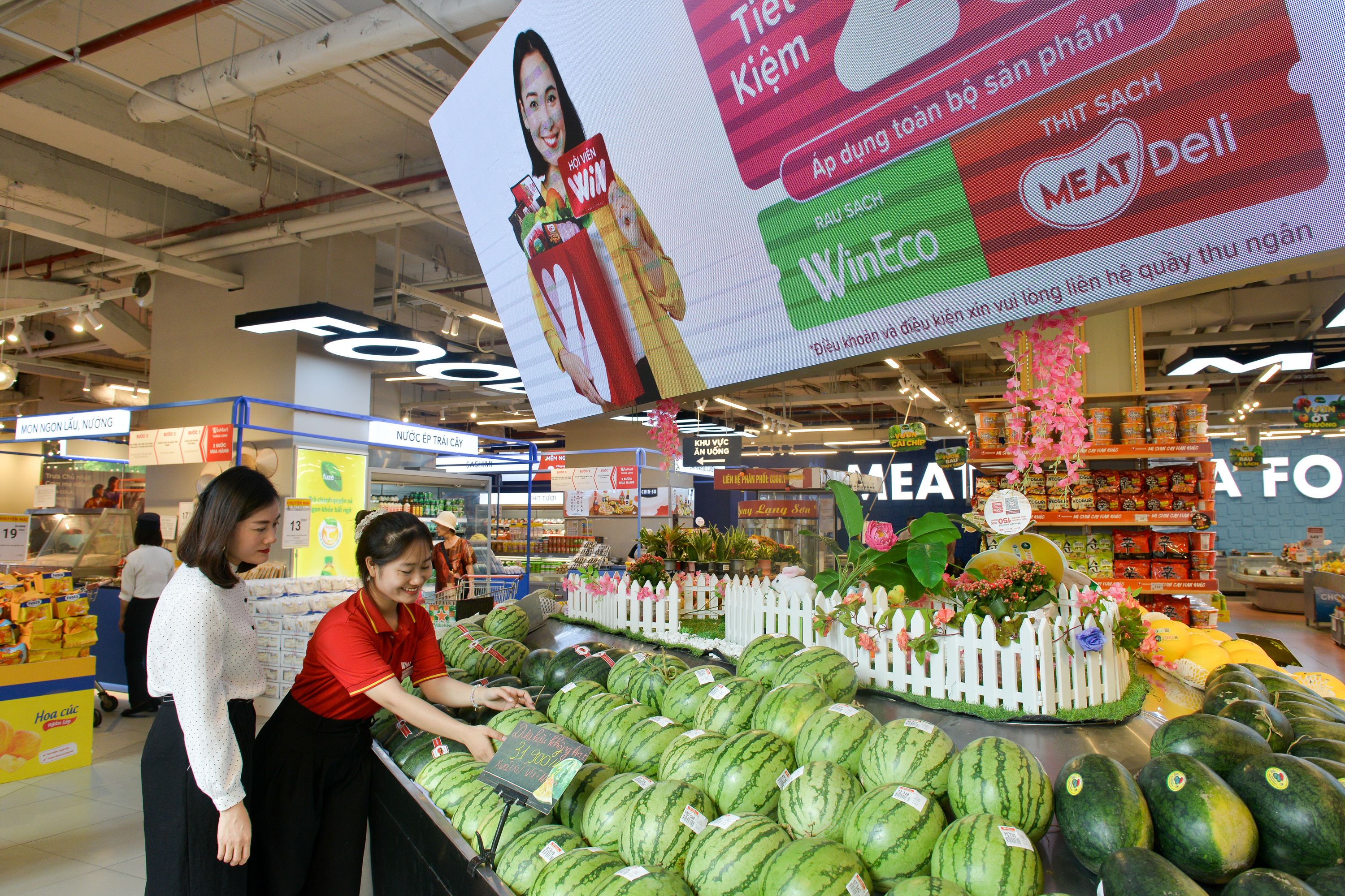Cửa hàng WinMart/WinMart /WIN, thay thế nilon bằng 100% túi tự hủy sinh học, giảm thiểu hoặc thay thế các vật liệu nhựa sử dụng một lần bằng các vật phẩm thân thiện với môi trường.