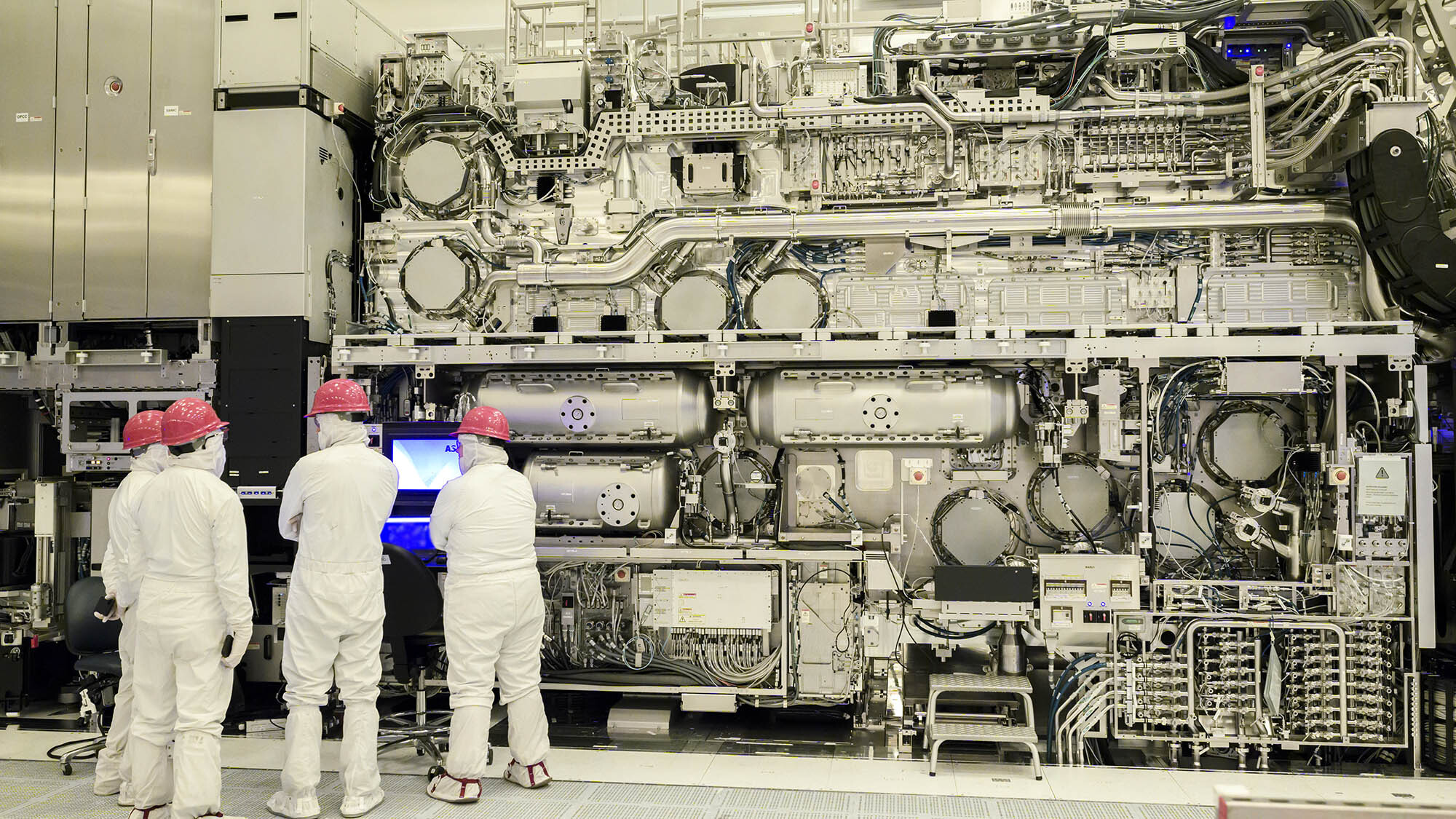 CEO ASML cho rằng năng lực sản xuất chip của Trung Quốc vẫn chậm cả thập kỷ so với Mỹ hay Đài Loan 