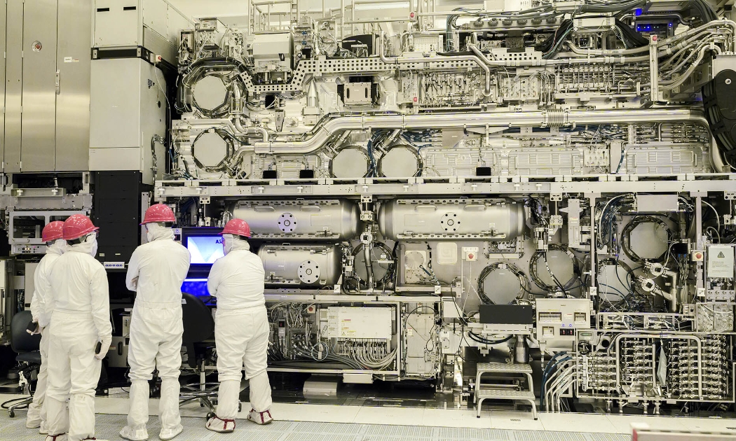 CEO ASML cho rằng năng lực sản xuất chip của Trung Quốc vẫn chậm cả thập kỷ so với Mỹ hay Đài Loan