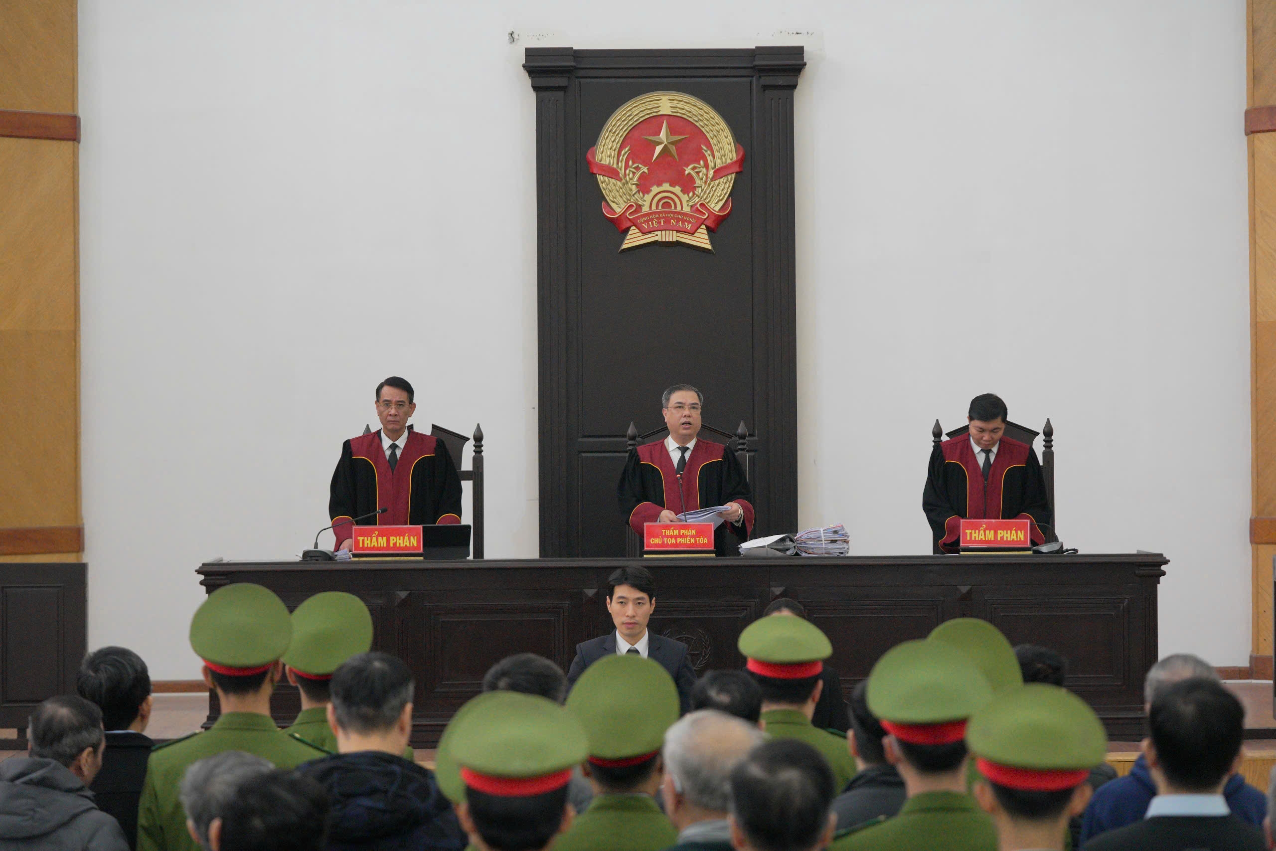 Hội đồng xét xử quyết định hoãn phiên tòa, dời lịch xét xử phúc thẩm.