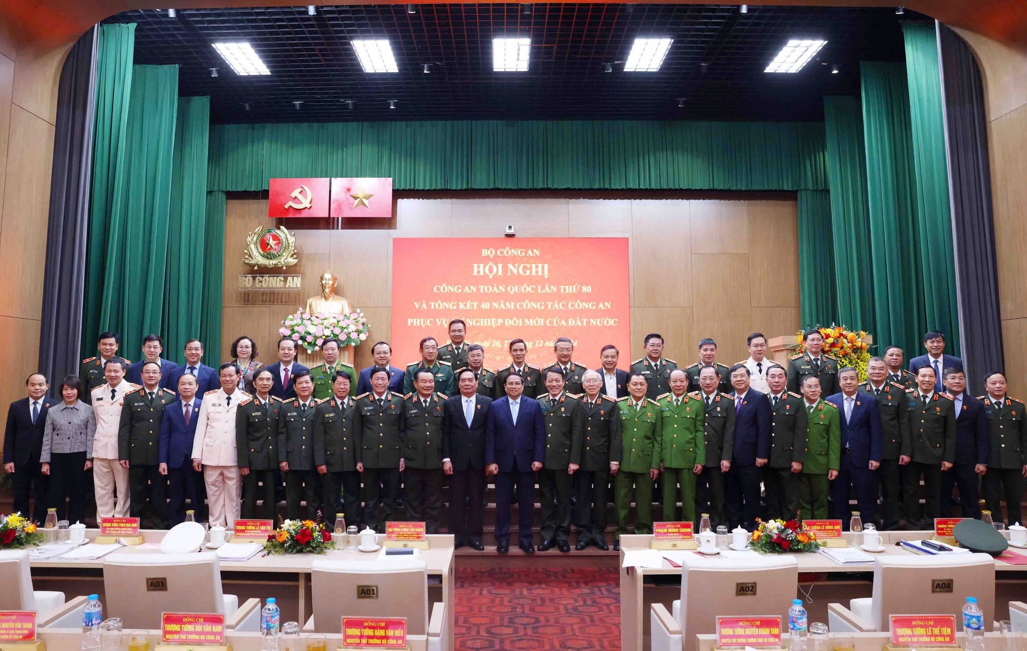 Thủ tướng chụp ảnh chung cùng các đại biểu dự hội nghị - Ảnh: VGP