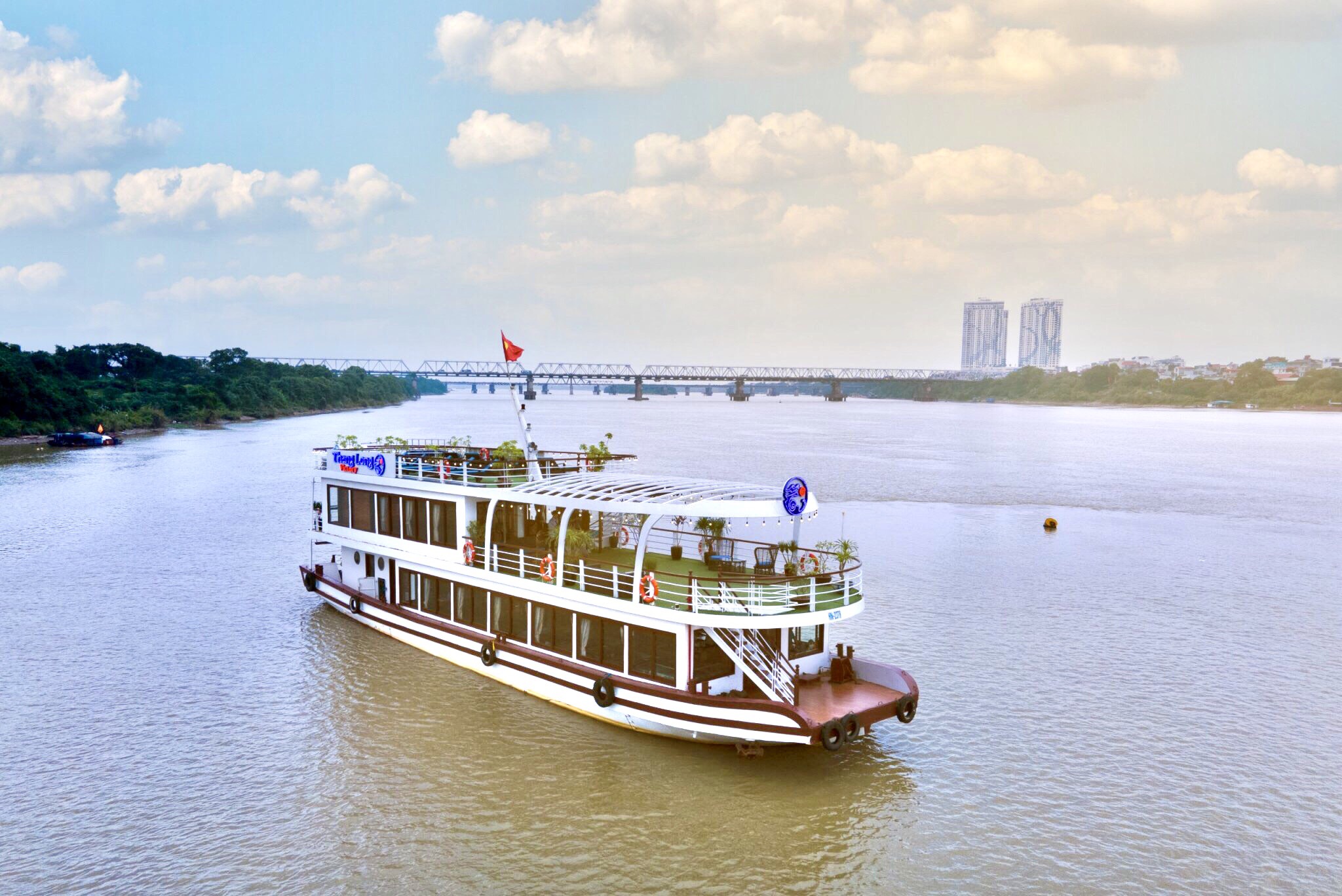 Tuyến du lịch sông Hồng là một sản phẩm hấp dẫn không chỉ với khách du lịch trong nước, mà cả khách quốc tế.