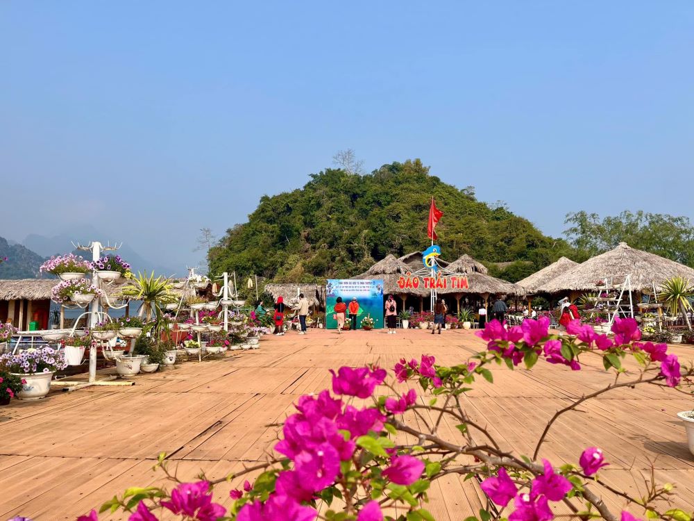 Quang cảnh một hòn đảo trên lòng hồ Thuỷ điện Sơn La. Ảnh: Chu Khôi.