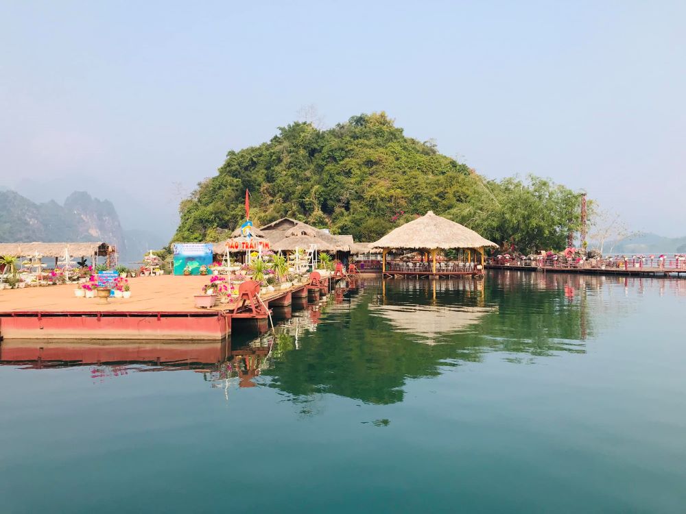 Một hòn đảo trên lòng hồ Thuỷ điện Sơn La. Ảnh: Chu Khôi. 