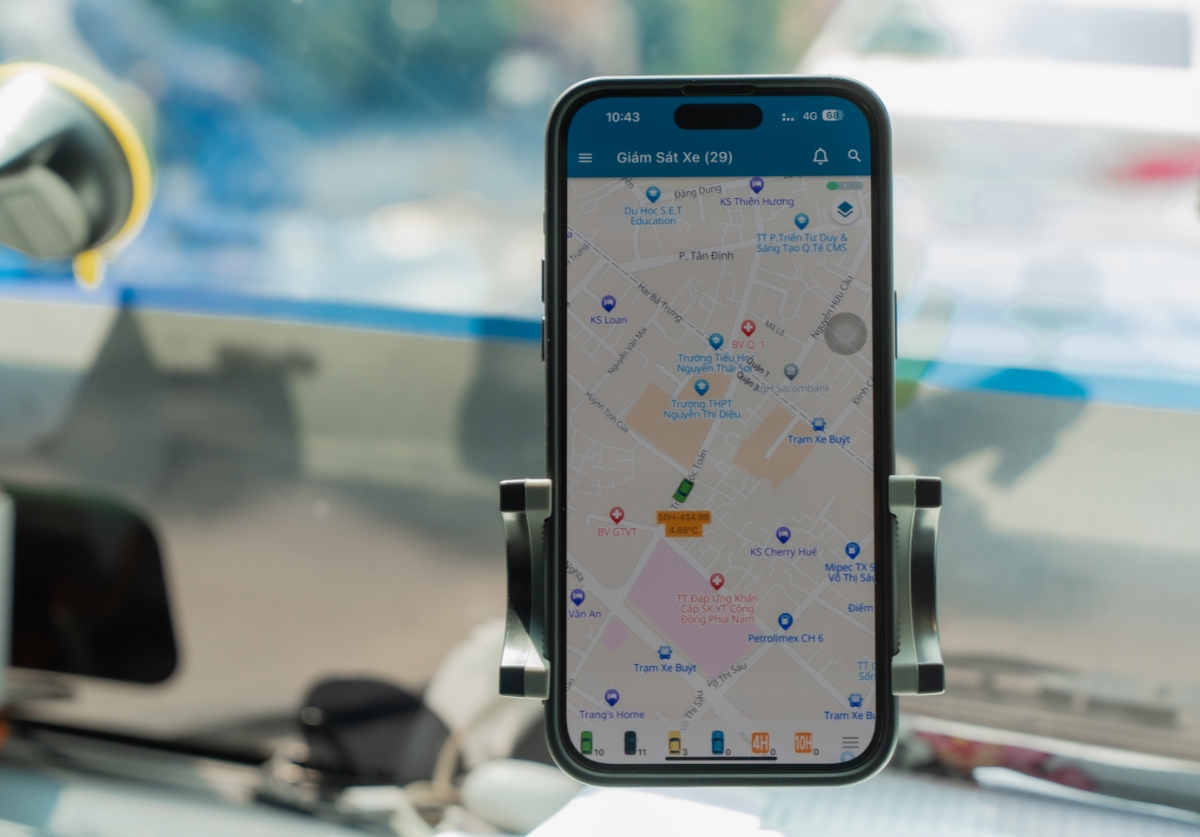 Phần mềm định vị GPS gi&uacute;p cập nhật th&ocirc;ng tin về lộ tr&igrave;nh v&agrave; nhiệt độ vắc xin tr&ecirc;n xe theo thời gian thực.