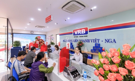 Khách hàng giao dịch tại Ngân hàng Liên doanh Việt Nga.
