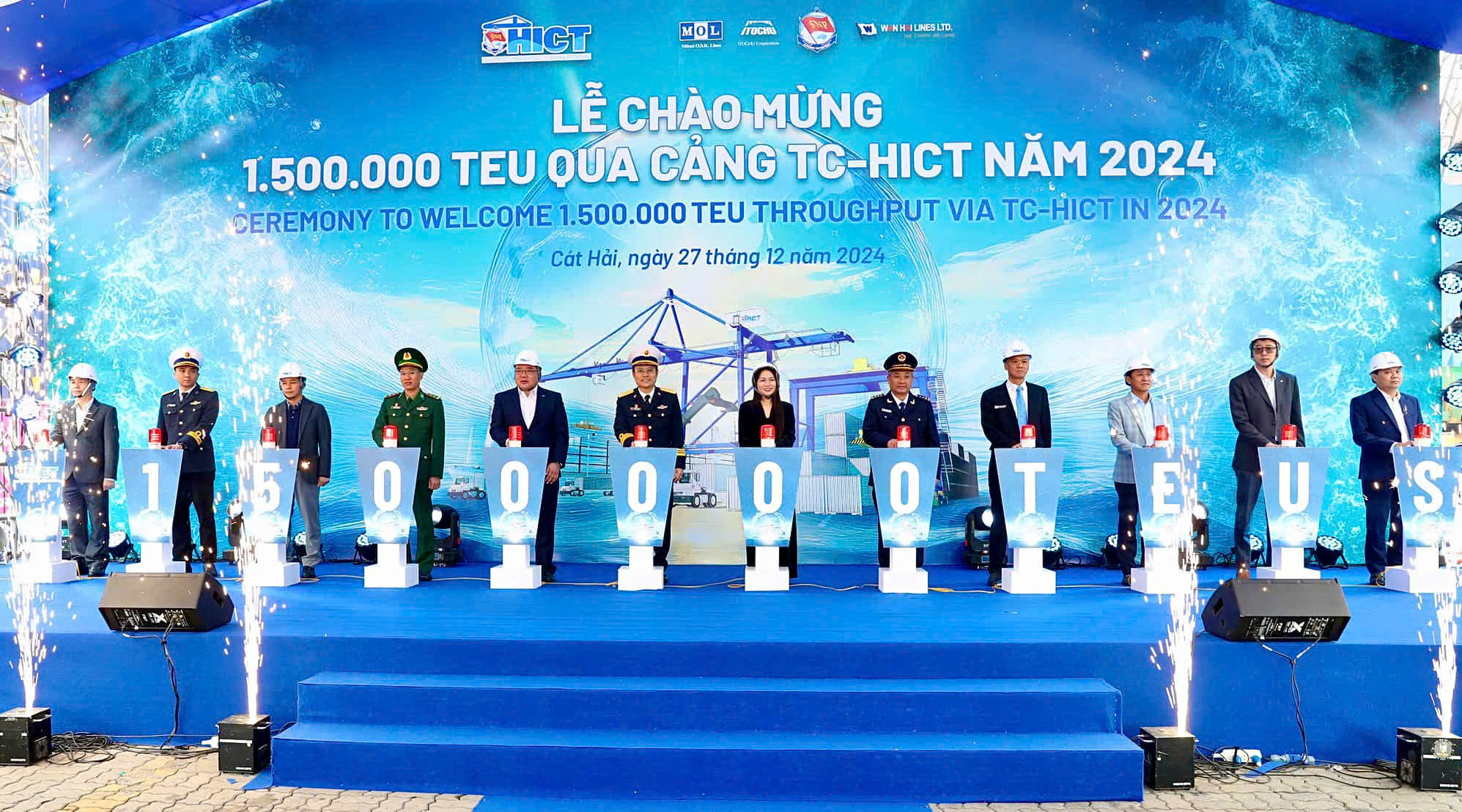 Các đại biểu nhấn nút đón TEU thứ 1.500.000 tại Tân cảng Hải Phòng