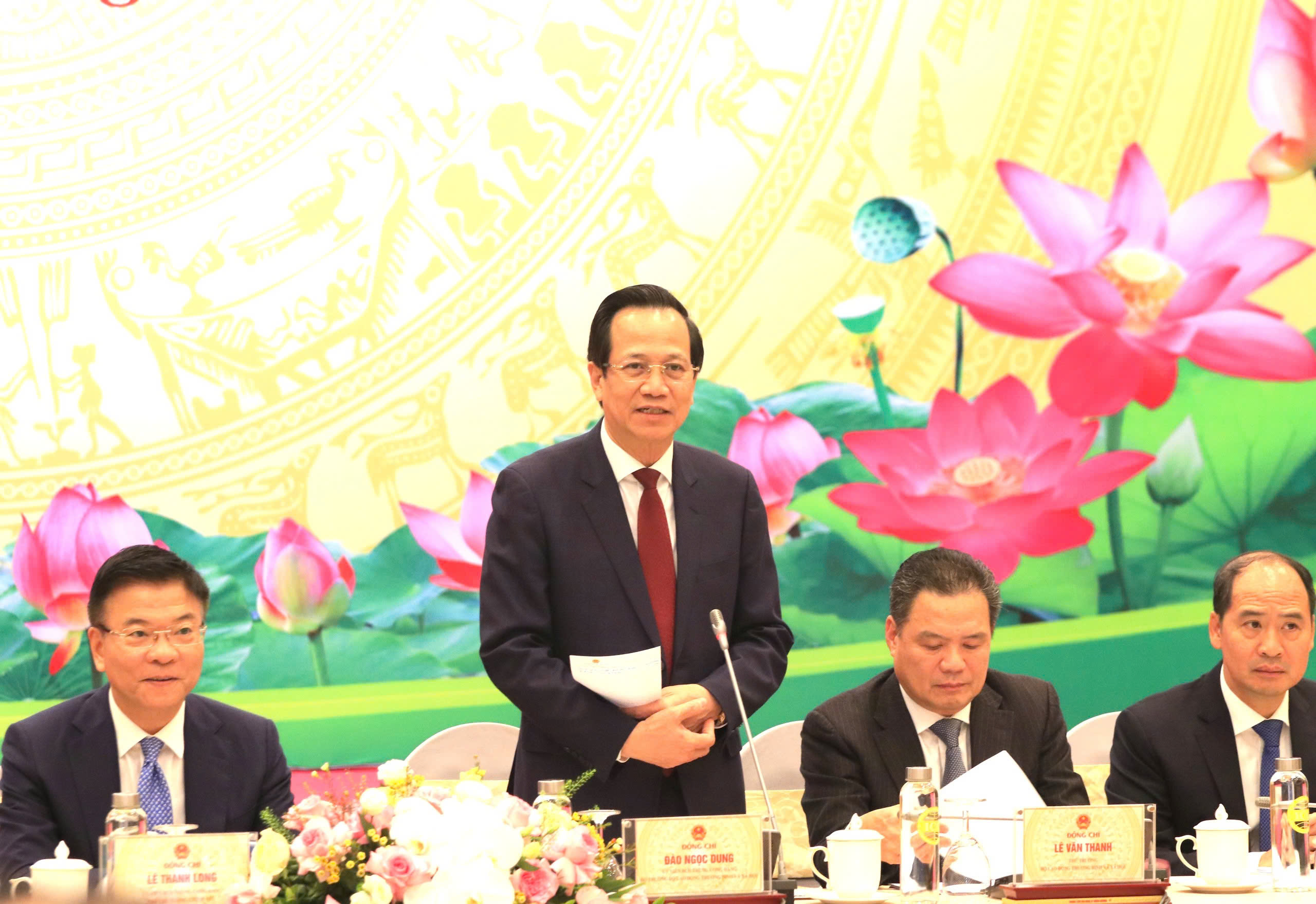 Bộ trưởng Bộ Lao động – Thương binh và Xã hội Đào Ngọc Dung thông tin tại hội nghị. Ảnh: Tống Giáp.
