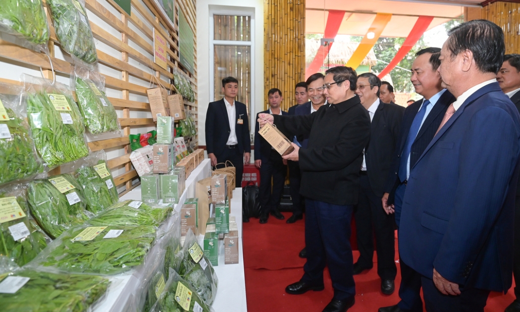 Thủ tướng Phạm Minh Chính tham quan trưng bày hàng nông sản ở sảnh hội nghị