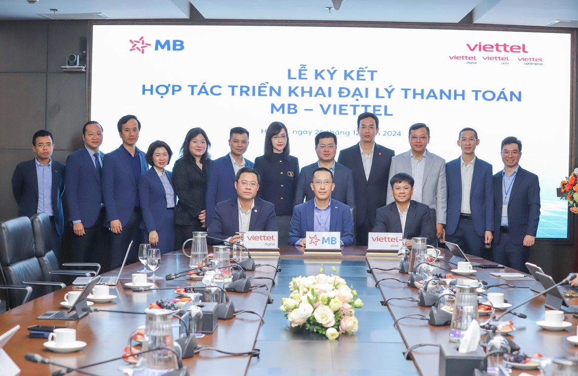 Giờ đây, khách hàng có thể tới hơn 2.000 cửa hàng, siêu thị, bưu cục thuộc hệ thống Viettel Store và Viettel Post để thực hiện mọi thao tác như một điểm giao dịch của MB.