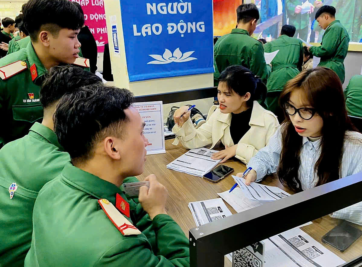 Doanh nghiệp phỏng vấn ứng viên. Ảnh: Thanh Hải.