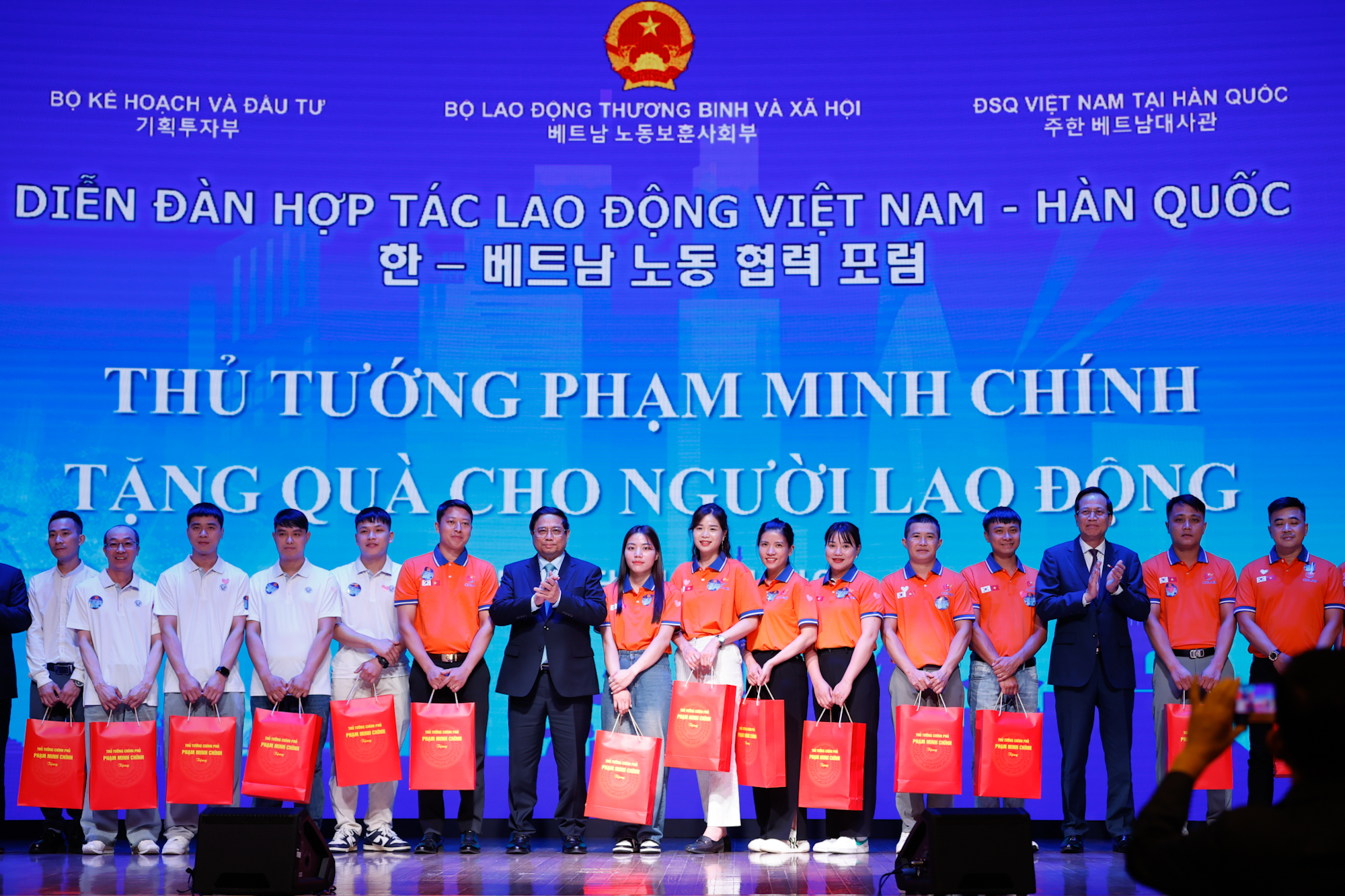 Thủ tướng Phạm Minh Chính tặng quà người lao động Việt Nam tại Hàn Quốc. Ảnh: MOLISA.