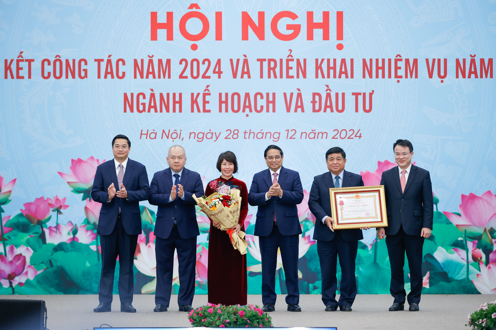 Thừa uỷ quyền của Chủ tịch nước, Thủ tướng Phạm Minh Chính trao Huân chương Lao động hạng Ba cho Bộ Kế hoạch và Đầu tư - Ảnh: VGP.
