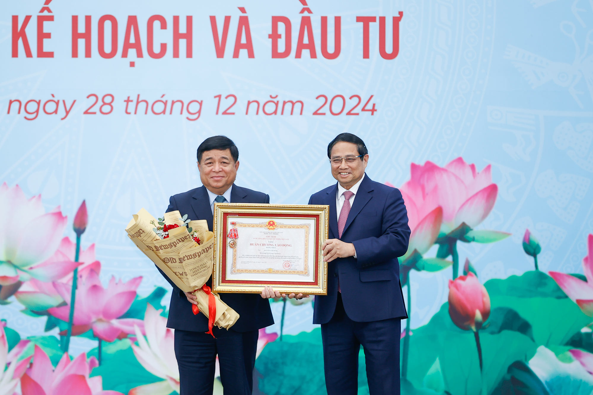Thủ tướng Phạm Minh Chính thay mặt lãnh đạo Đảng, Nhà nước trao Huân chương Lao động hạng Nhất cho Bộ trưởng Bộ Kế hoạch và Đầu tư Nguyễn Chí Dũng - Ảnh: VGP.