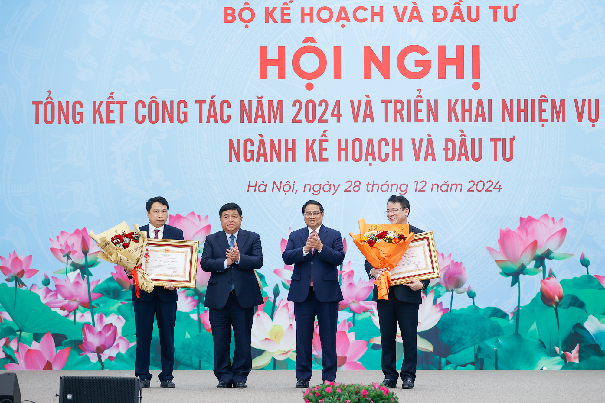 Thủ tướng Phạm Minh Chính thay mặt lãnh đạo Đảng, Nhà nước trao Huân chương Lao động hạng Nhì cho 2 cá nhân của Bộ Kế hoạch và Đầu tư - Ảnh: VGP.