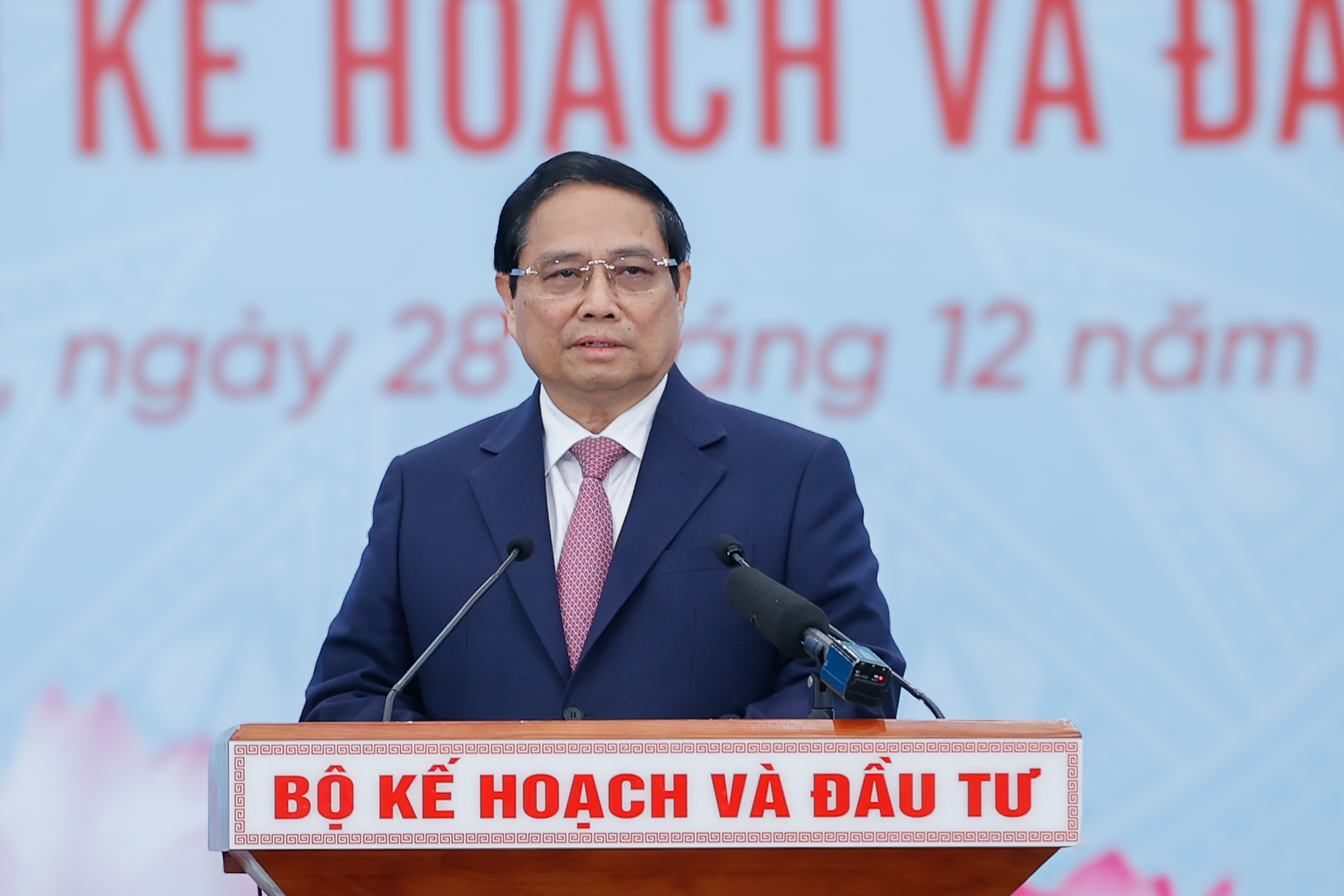 Thủ tướng Phạm Minh Chính đánh giá cao những đóng góp của ngành Kế hoạch - Đầu tư và Thống kê trong gần 80 năm qua. Ảnh: VGP.