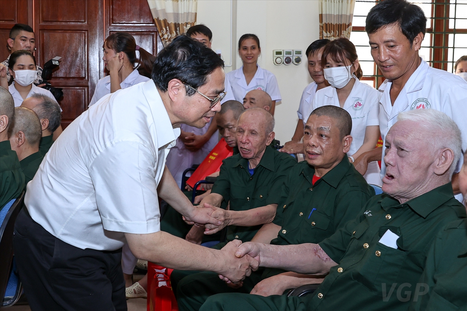 Thủ tướng Phạm Minh Chính thăm và tặng quà người có công tại tỉnh Hà Nam. Ảnh: VGP.