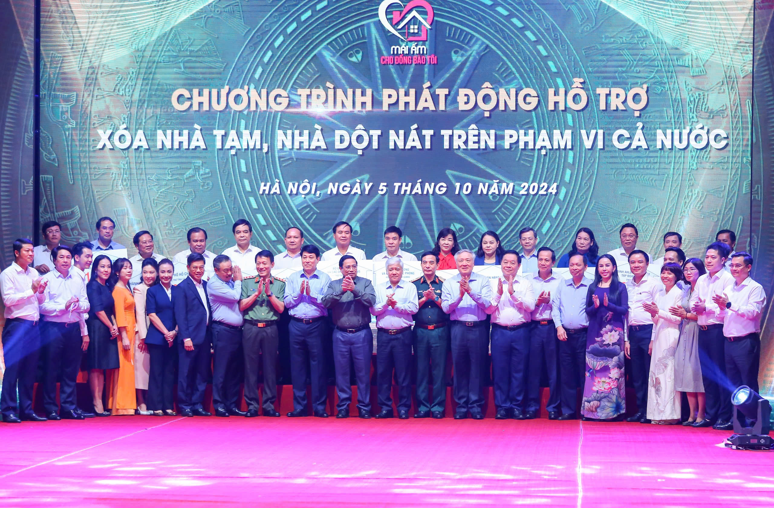 Thủ tướng phát động Chương trình xoá nhà tạm, nhà dột nát với chủ đề ‘‘Mái ấm cho đồng bào tôi. Ảnh: MOLISA.