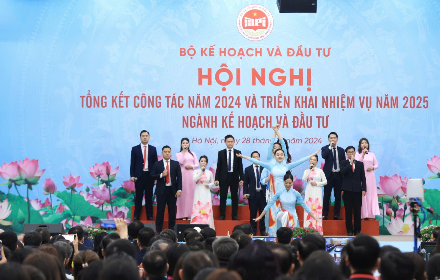 Cán bộ ngành Kế hoạch - Đầu tư và Thống kê biểu diễn chào mừng Hội nghị.