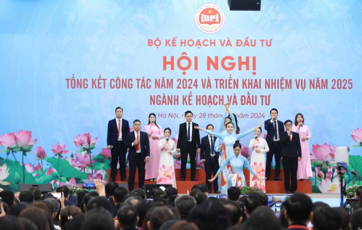 C&aacute;n&nbsp; bộ ng&agrave;nh Kế hoạch - Đầu tư v&agrave; Thống k&ecirc; biểu diễn ch&agrave;o mừng Hội nghị.