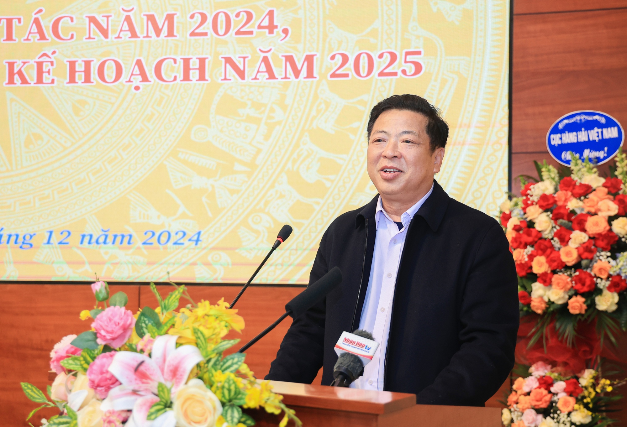 Bộ trưởng Bộ Giao thông vận tải Trần Hồng Minh phát biểu tại Hội nghị tổng kết nhiệm vụ năm 2024 và triển khai nhiệm vụ năm 2025 của Cục Đường bộ Việt Nam. Ảnh: Tạ Hải