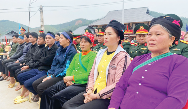 Người d&acirc;n L&agrave;ng Nủ x&uacute;c động nhận nh&agrave; mới