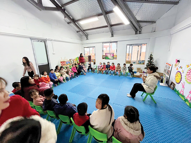 C&aacute;c ch&aacute;u b&eacute; lớp mầm non ở L&agrave;ng Nủ đ&atilde; được đi học ở điểm trường mới