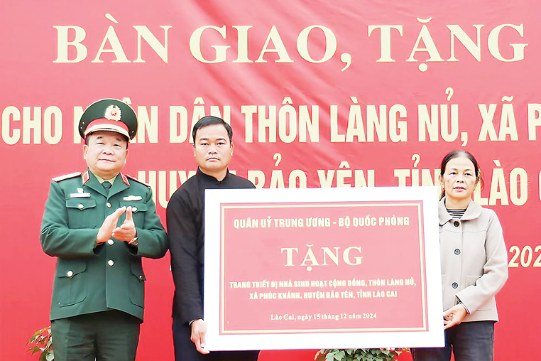 Lễ bàn giao nhà mới cho người dân ở Làng Nủ