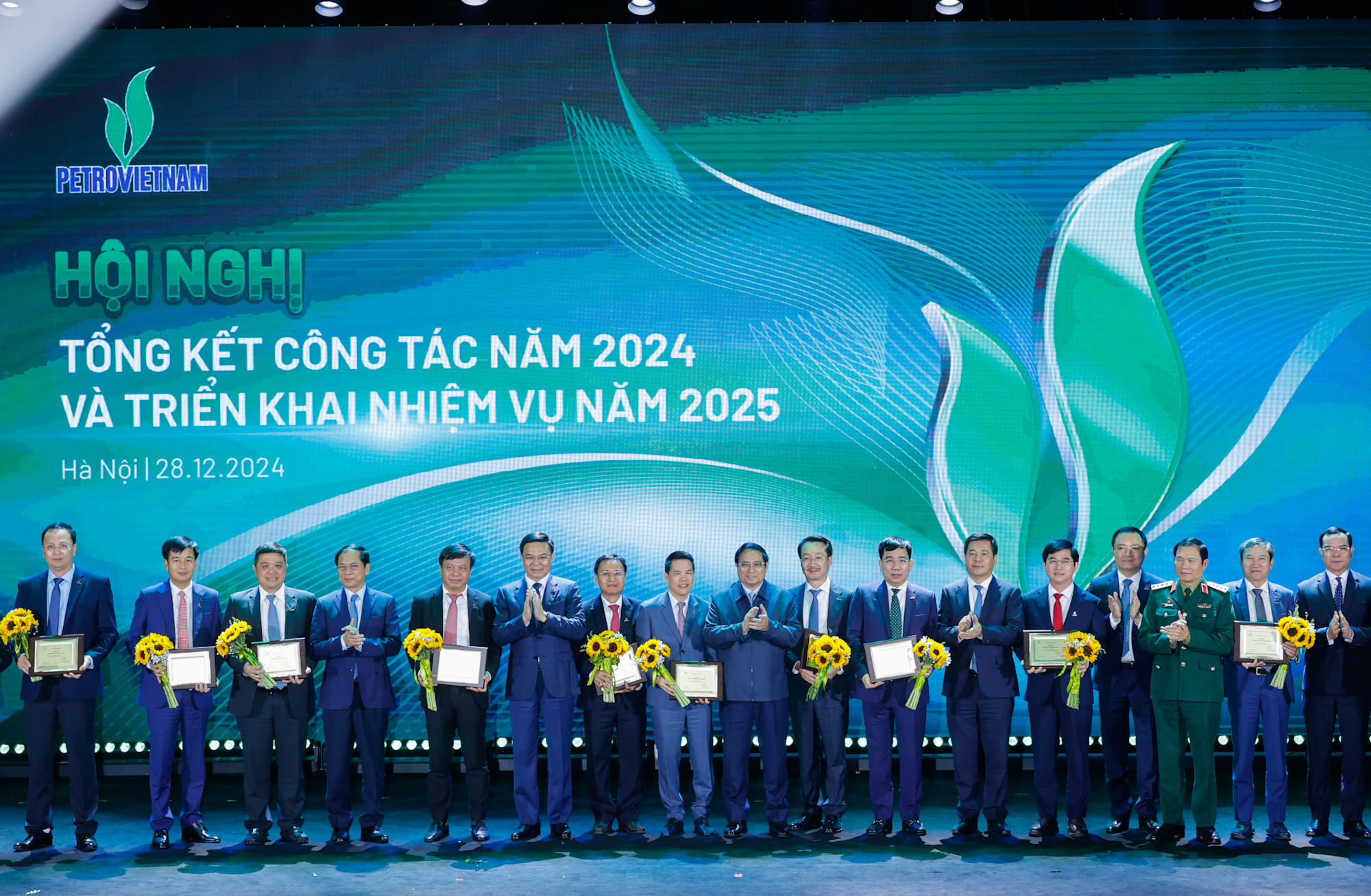 Thủ tướng và lãnh đạo Petrovietnam cùng các cá nhân được tặng phần thưởng của Tập đoàn - Ảnh: VGP