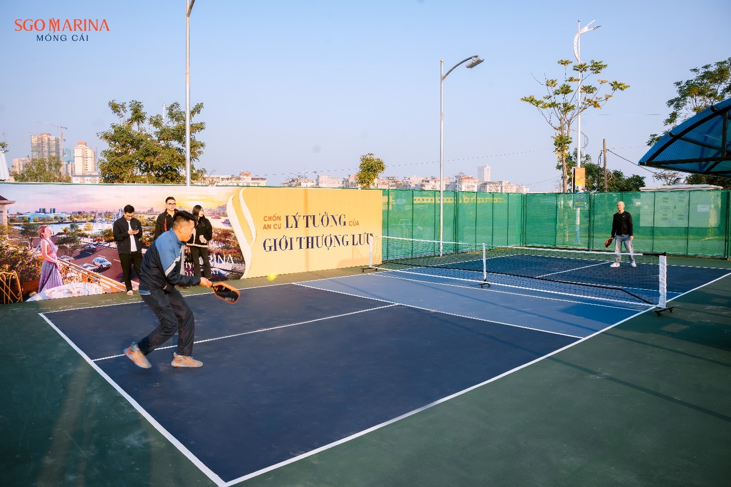 Người dân địa phương đã tới tham quan và trải nghiệm các tiện ích mới.