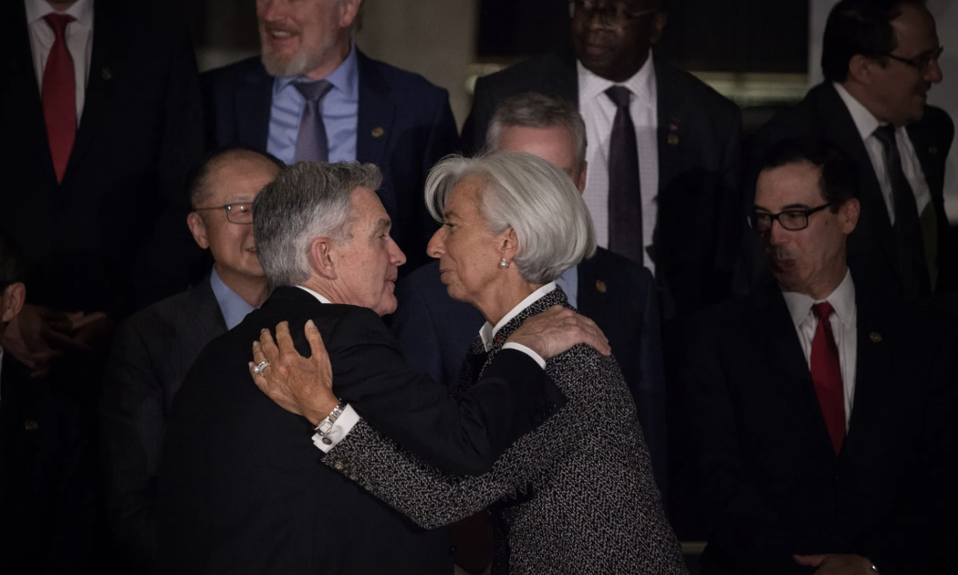 Chủ tịch Fed Jerome Powell (bên trái, hàng trước) và Chủ tịch ECB Christine Lagarde (bên phải, hàng trước) trong một cuộc gặp các quan chức ngân hàng trung ương và bộ tài chính hồi năm 2020 - Ảnh: Bloomberg.