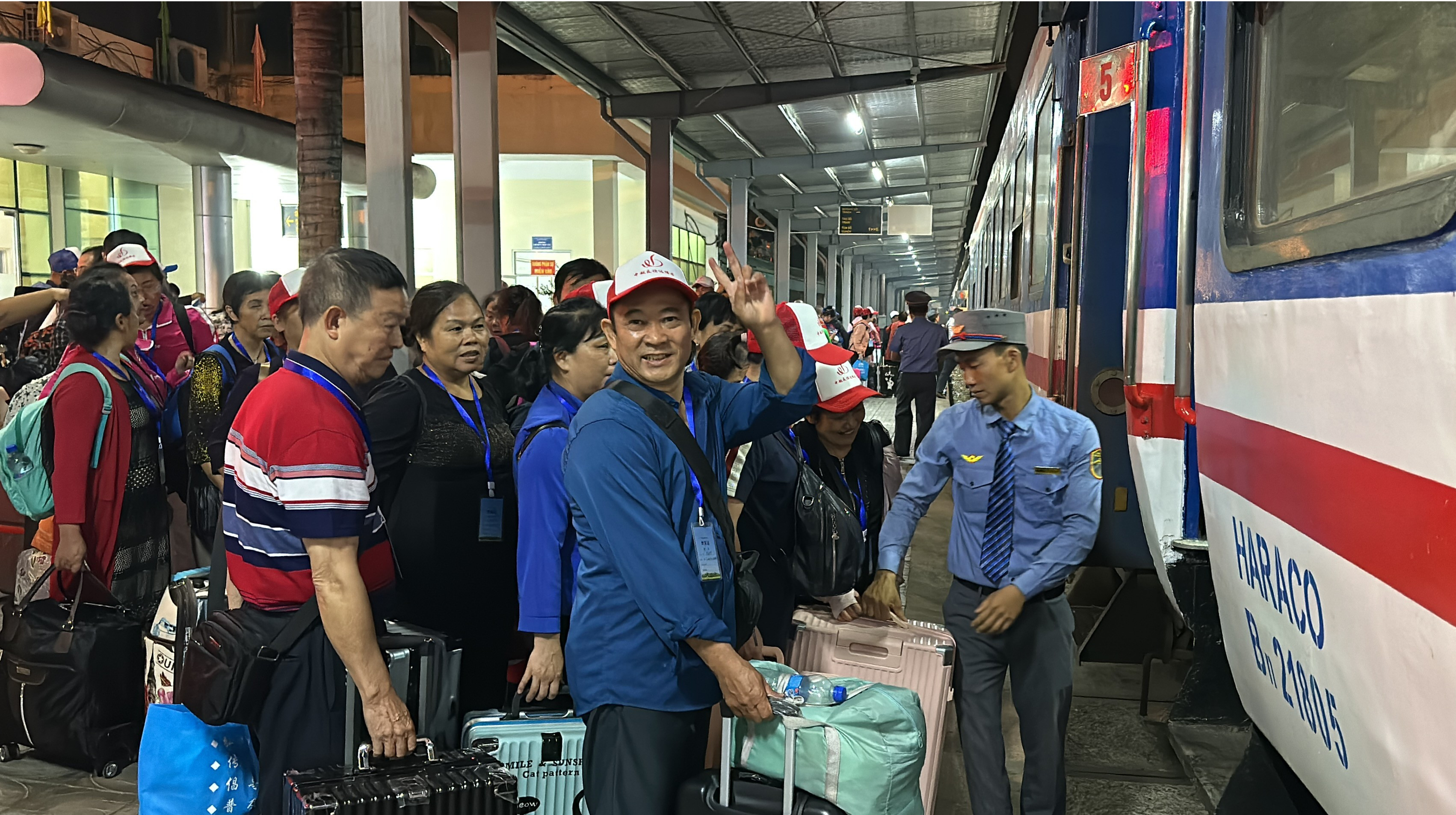 Sau khi xuyến Việt, đoàn khách quay trở lại Lào Cai để nhập cảnh sang Trung Quốc, kết thúc chuyến du lịch trong vòng 13 ngày.